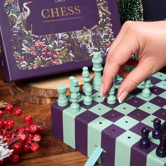 G9042_Chess_Art_File_1093_x_1093__0000_Lifestyle_with_hand_559x559