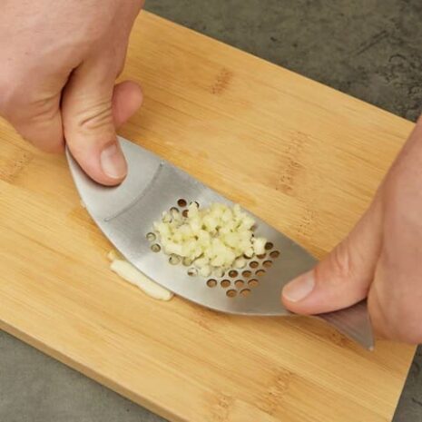 CU281_FISH-GARLIC-PRESS_ACTION_2_480x480 CU281_FISH-GARLIC-PRESS_ACTION_2_480x480